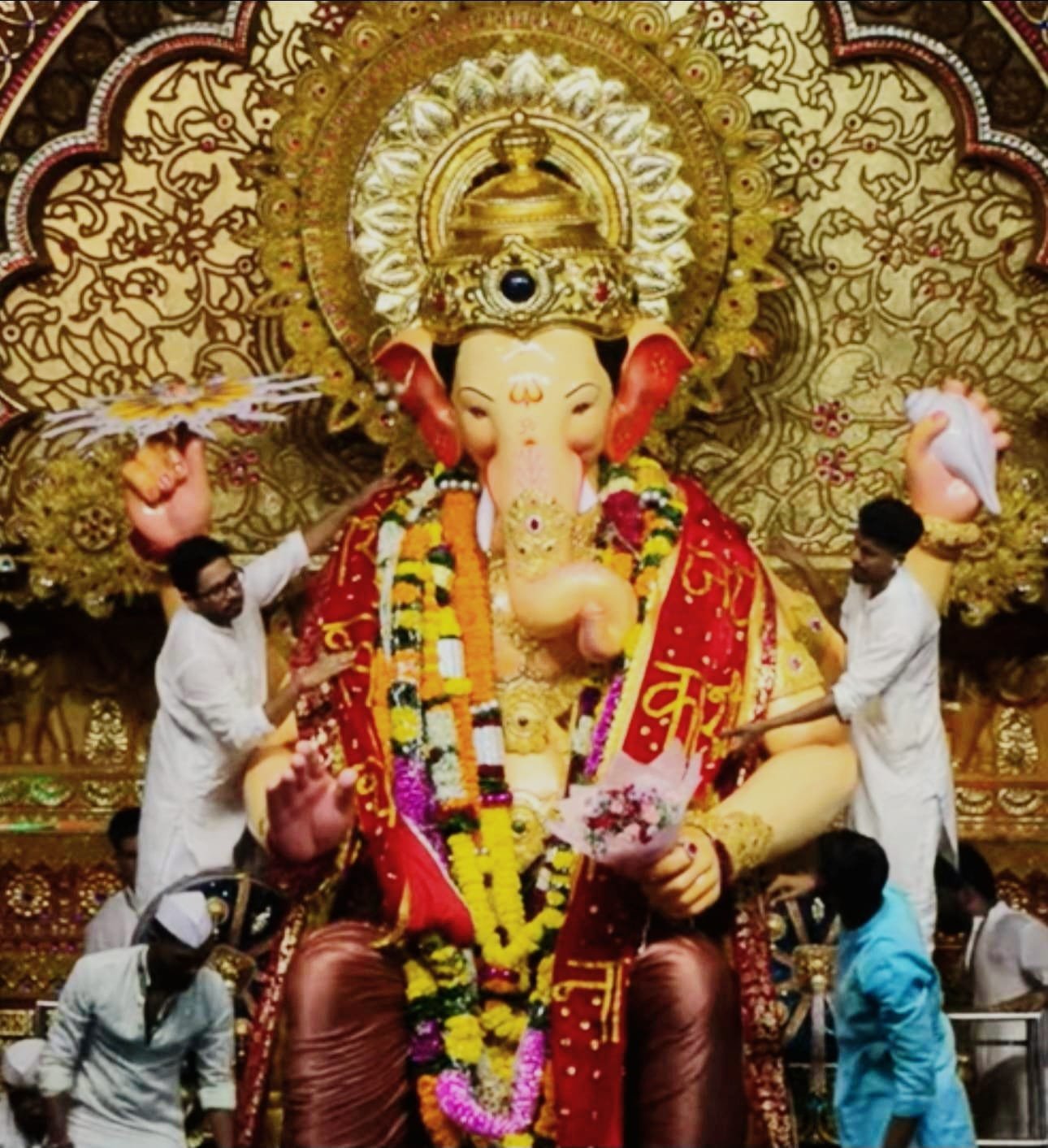 ” मुंबई लालबाग के राजा ने पहना काशी विश्वनाथ का आशीर्वाद”